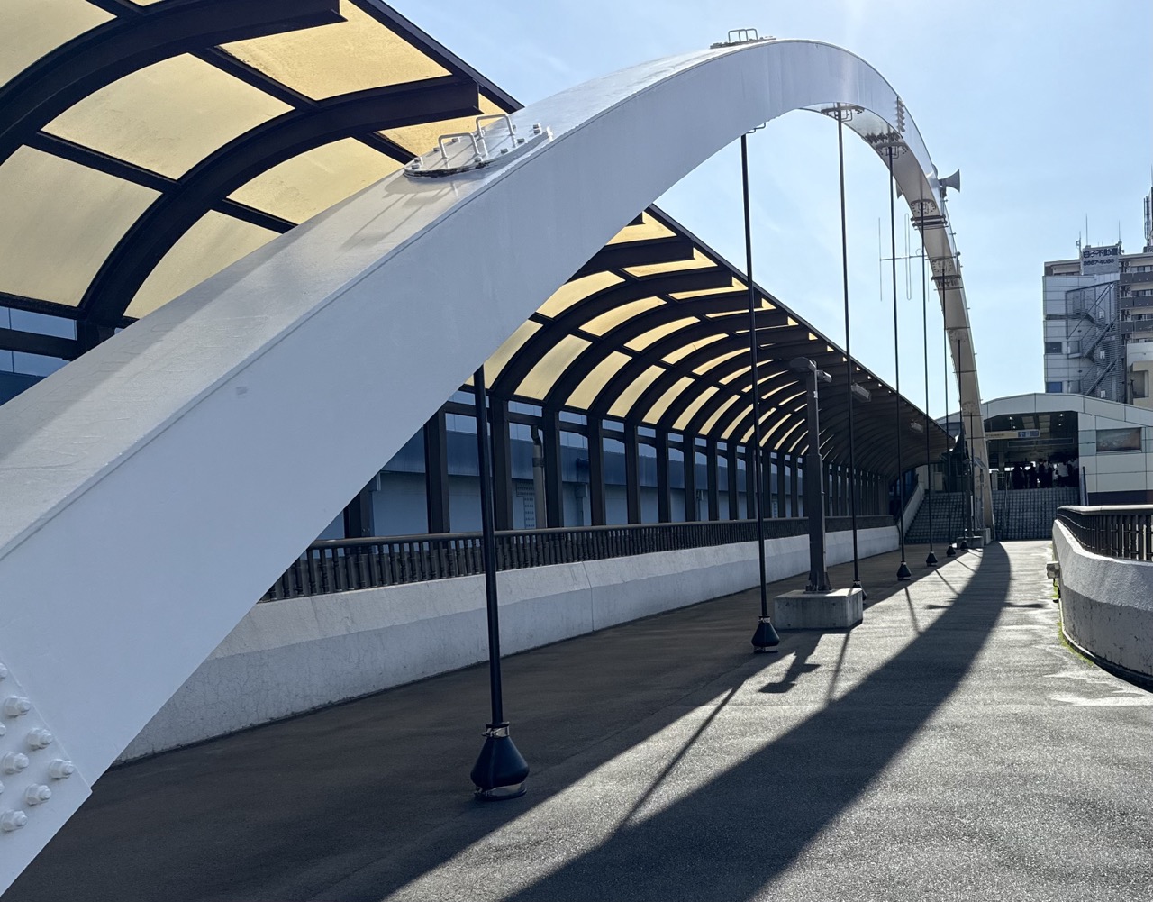葛西駅前の連絡橋 ― 環七を渡る白いアーチのデッキ