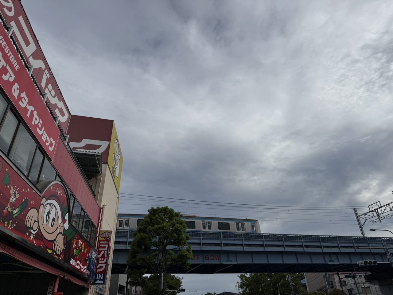 コバックの赤い看板と、東西線の高架