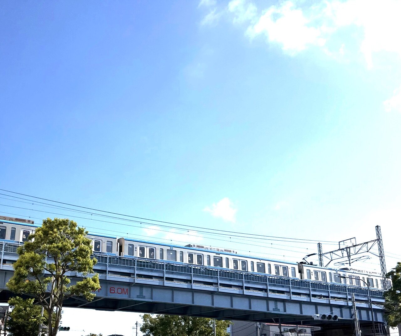 お盆休みの東西線、夏空の高架を行く