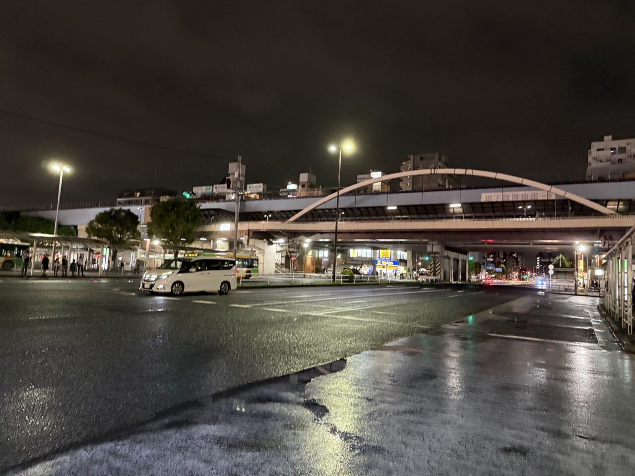 雨上がりの夜、葛西駅前
