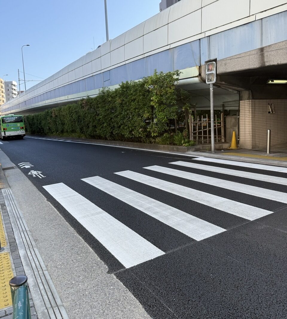 高架下の交差点と、スタバとセブンが入るビル