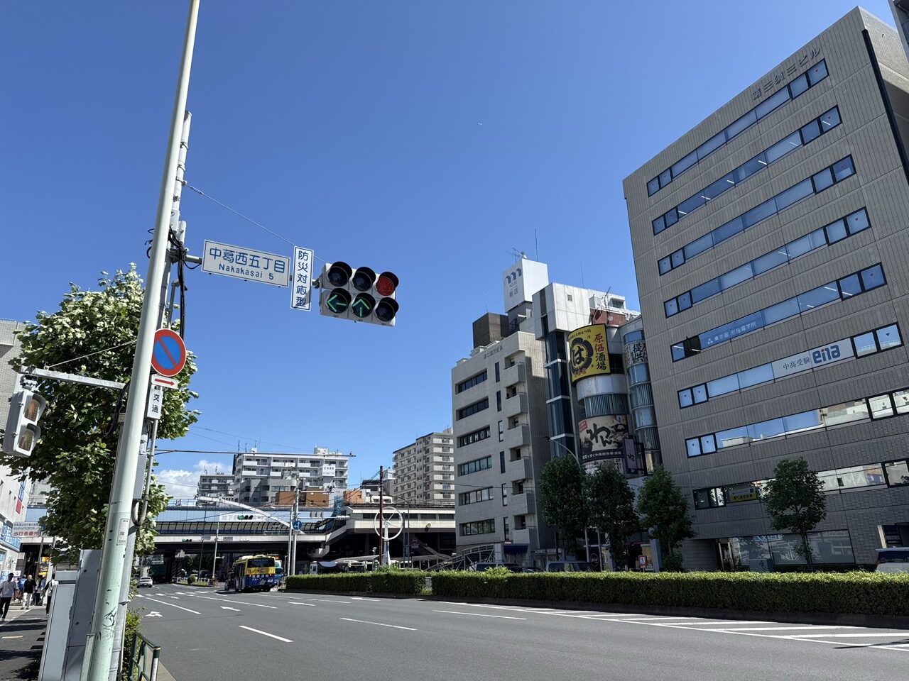 暑い日の中葛西五丁目交差点と葛西駅