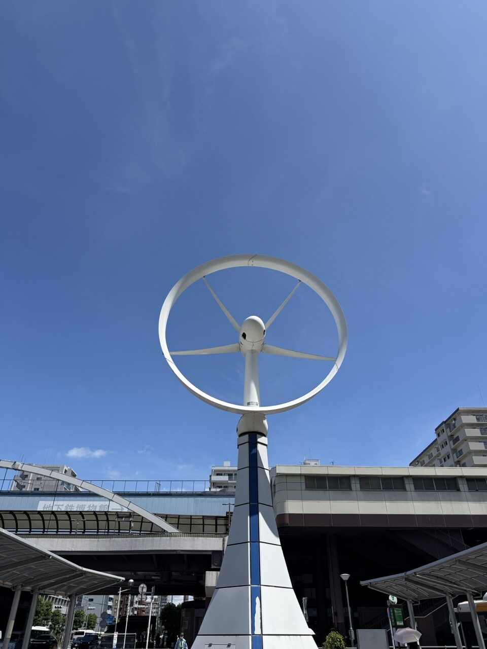 葛西駅前の風車のモニュメント