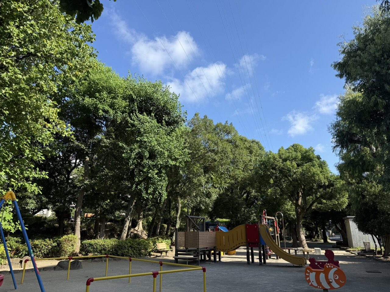 涼しい朝、長島一号公園の遊具