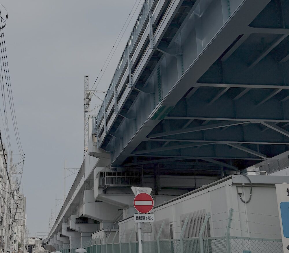 葛西駅へ向かう道、頭上を覆う高架橋