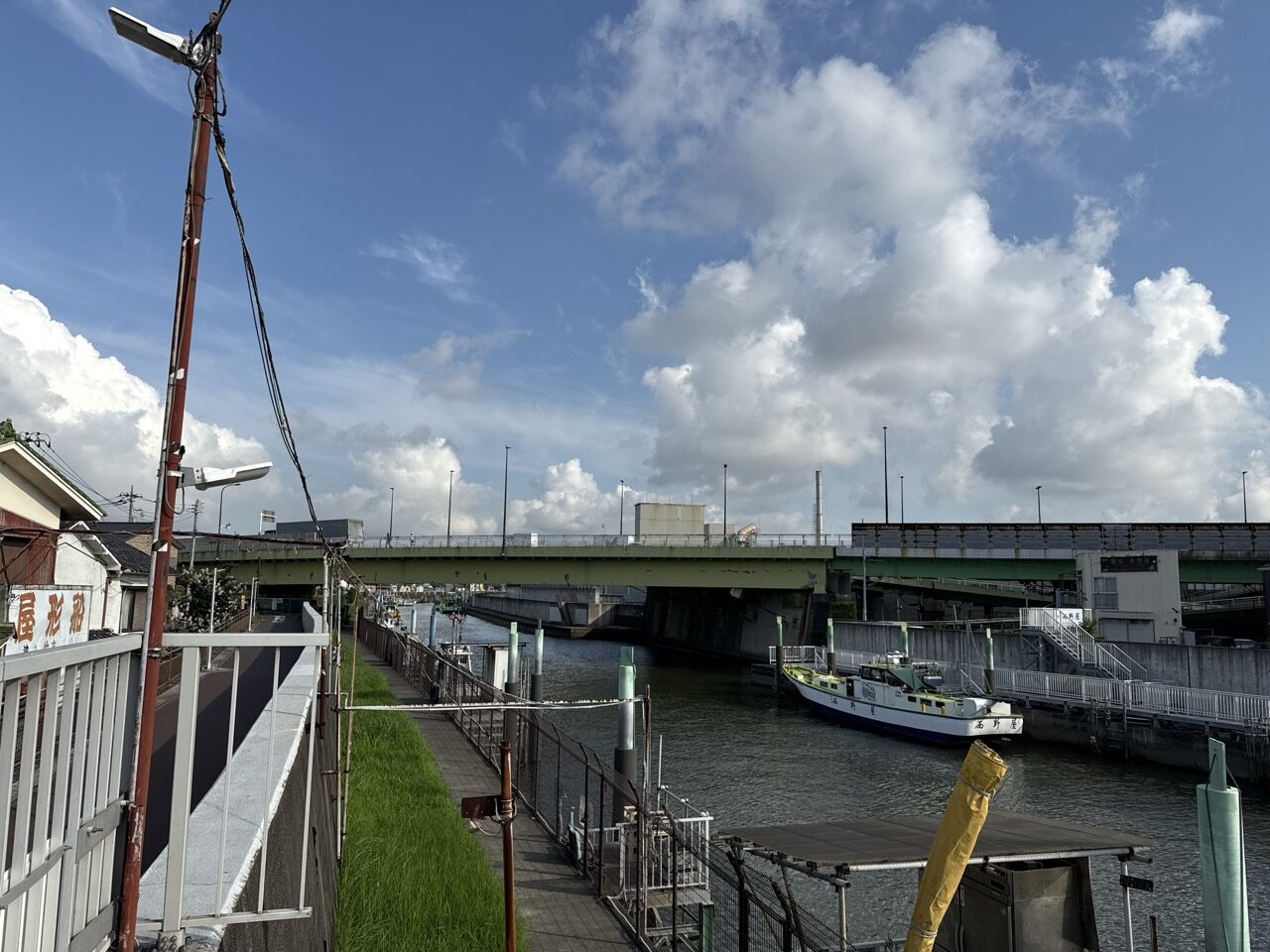 旧江戸川の船宿と、浦安橋に湧いた入道雲