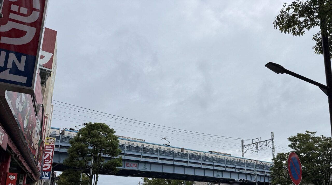 高架を渡る東西線と、久しぶりの青空