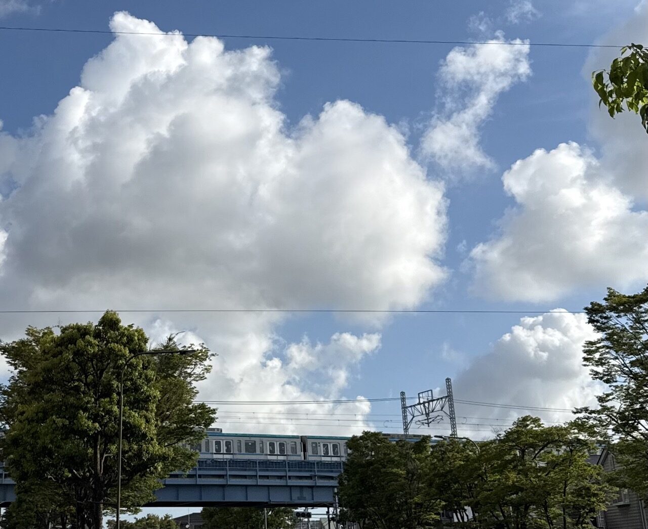 東西線の高架と、夏空にふくらむ入道雲
