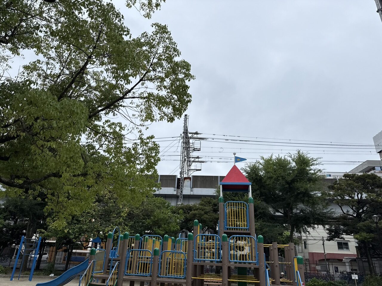 9月最初の朝、児童公園の遊具と曇り空