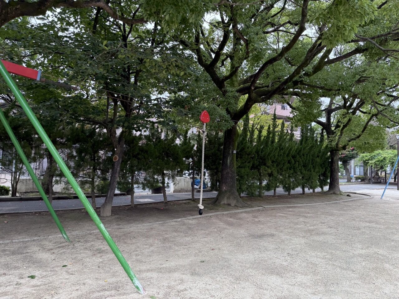 さくら公園の遊具、ぶら下がりたくなるロープ