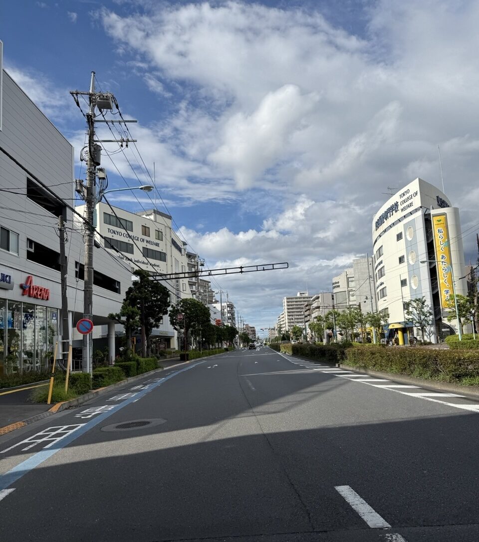 西葛西の大通りと、青空に近づく雨雲