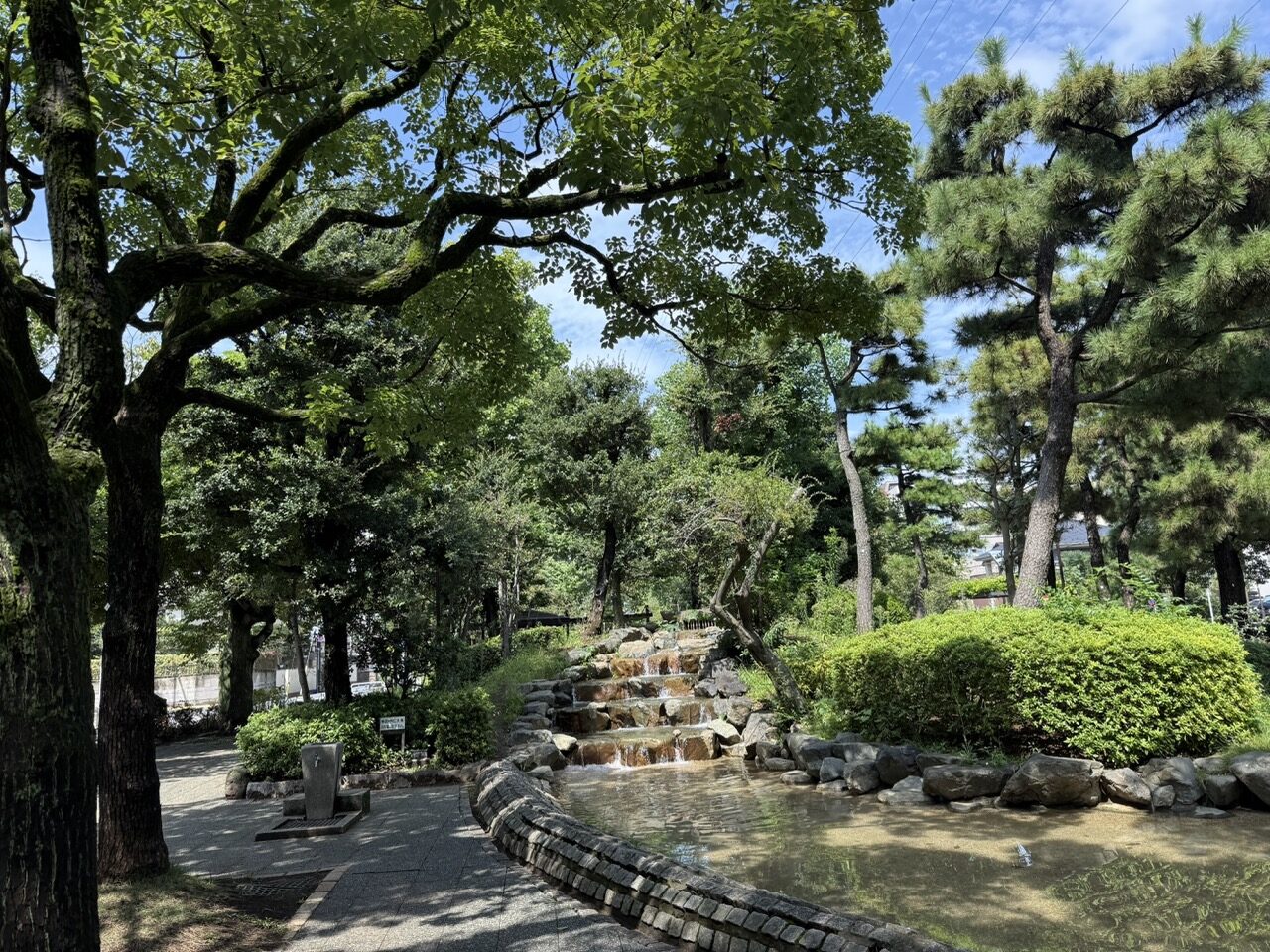 滝野公園の滝と、緑のせせらぎ
