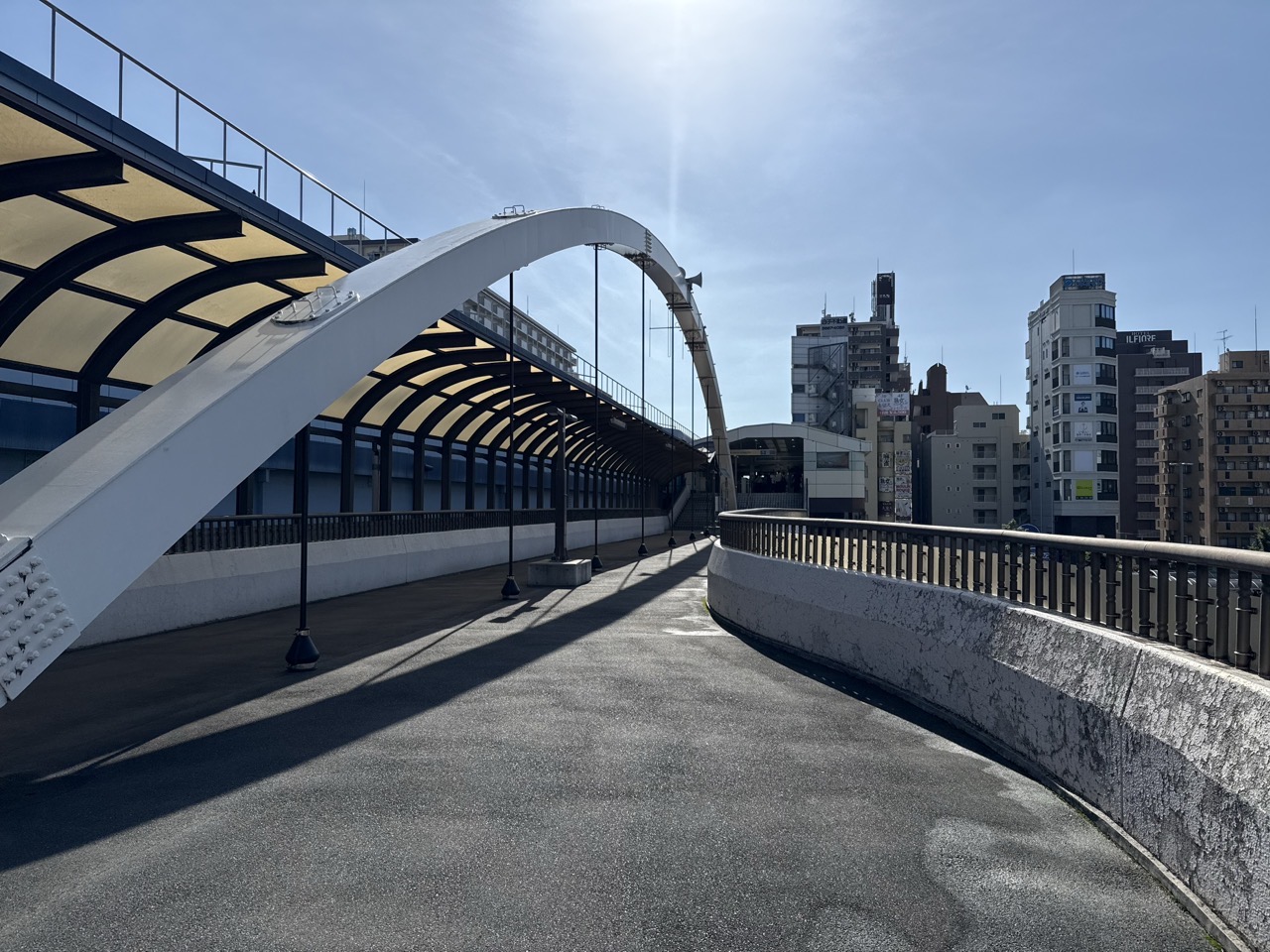 中葛西の歩道橋と梅雨明け間近の空