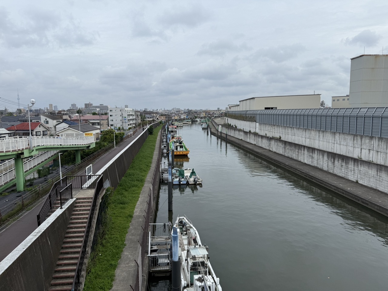 浦安橋そばの漁船風景